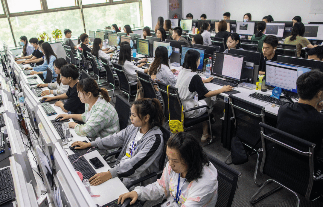图5 数据标注员在办公